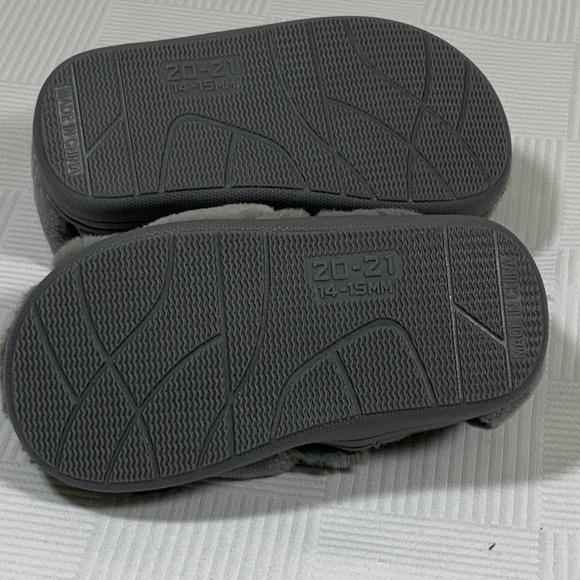 Baby Shark Slippers - Super Soft !! - Picture 6 of 7